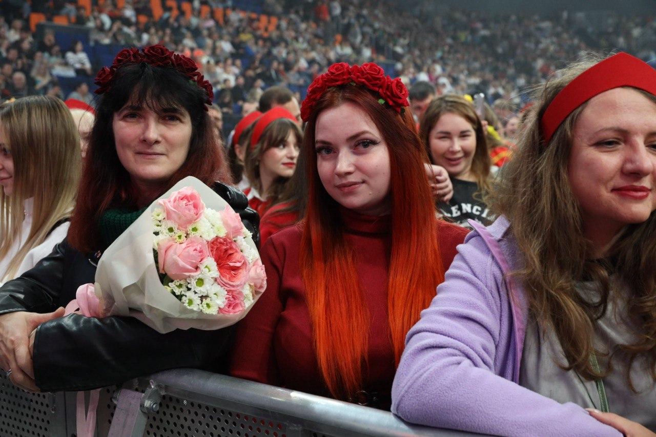 Фото Тысячи фанатов в кокошниках поют «Плывет веночек». В «Сибирь-Арена» с аншлагом проходит грандиозный концерт Надежды Кадышевой. ОНЛАЙН 16